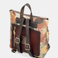Uma mochila que reinventa a versatilidade com um design em patchwork sofisticado e cheio de personalidade.

O seu exterior combina painéis em couro sintético castanho com textura em relevo, patchwork floral em tons de creme, rosa e verde, e aplicações acolchoadas com motivos orgânicos — uma composição que celebra a feminilidade e o detalhe artesanal. A assinatura Anekke em lettering dourado e os detalhes em metal dourado completam uma estética refinada e distinta.