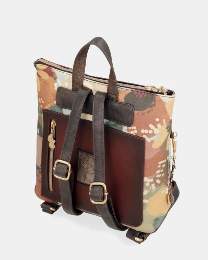 Uma mochila que reinventa a versatilidade com um design em patchwork sofisticado e cheio de personalidade.

O seu exterior combina painéis em couro sintético castanho com textura em relevo, patchwork floral em tons de creme, rosa e verde, e aplicações acolchoadas com motivos orgânicos — uma composição que celebra a feminilidade e o detalhe artesanal. A assinatura Anekke em lettering dourado e os detalhes em metal dourado completam uma estética refinada e distinta.