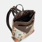 Uma mochila que reinventa a versatilidade com um design em patchwork sofisticado e cheio de personalidade.

O seu exterior combina painéis em couro sintético castanho com textura em relevo, patchwork floral em tons de creme, rosa e verde, e aplicações acolchoadas com motivos orgânicos — uma composição que celebra a feminilidade e o detalhe artesanal. A assinatura Anekke em lettering dourado e os detalhes em metal dourado completam uma estética refinada e distinta.