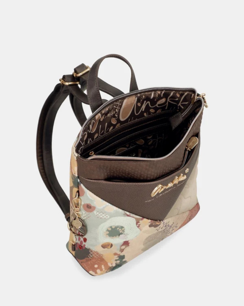 Uma mochila que reinventa a versatilidade com um design em patchwork sofisticado e cheio de personalidade.

O seu exterior combina painéis em couro sintético castanho com textura em relevo, patchwork floral em tons de creme, rosa e verde, e aplicações acolchoadas com motivos orgânicos — uma composição que celebra a feminilidade e o detalhe artesanal. A assinatura Anekke em lettering dourado e os detalhes em metal dourado completam uma estética refinada e distinta.