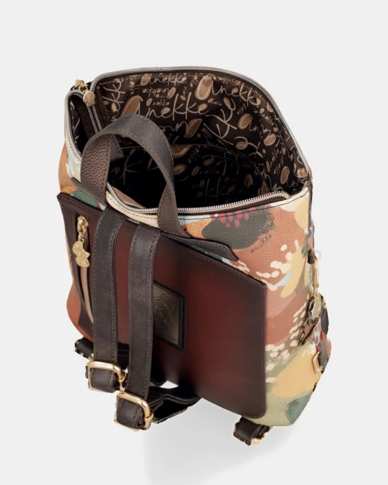 Uma mochila que reinventa a versatilidade com um design em patchwork sofisticado e cheio de personalidade.

O seu exterior combina painéis em couro sintético castanho com textura em relevo, patchwork floral em tons de creme, rosa e verde, e aplicações acolchoadas com motivos orgânicos — uma composição que celebra a feminilidade e o detalhe artesanal. A assinatura Anekke em lettering dourado e os detalhes em metal dourado completam uma estética refinada e distinta.