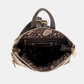 Uma mochila que reinventa a versatilidade com um design em patchwork sofisticado e cheio de personalidade.

O seu exterior combina painéis em couro sintético castanho com textura em relevo, patchwork floral em tons de creme, rosa e verde, e aplicações acolchoadas com motivos orgânicos — uma composição que celebra a feminilidade e o detalhe artesanal. A assinatura Anekke em lettering dourado e os detalhes em metal dourado completam uma estética refinada e distinta.