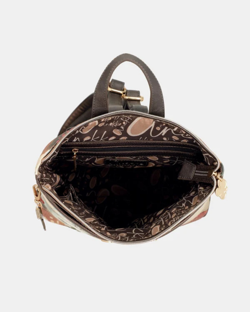 Uma mochila que reinventa a versatilidade com um design em patchwork sofisticado e cheio de personalidade.

O seu exterior combina painéis em couro sintético castanho com textura em relevo, patchwork floral em tons de creme, rosa e verde, e aplicações acolchoadas com motivos orgânicos — uma composição que celebra a feminilidade e o detalhe artesanal. A assinatura Anekke em lettering dourado e os detalhes em metal dourado completam uma estética refinada e distinta.