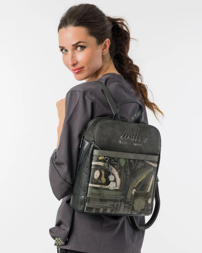 Esta mochila combina estilo e funcionalidade de forma inconfundível.

Com um design estruturado e formato quadrado, apresenta uma ilustração exclusiva da coleção Melody, em tons de verde musgo, preto e dourado envelhecido, que lhe confere um carácter artístico e sofisticado. A superfície em material sintético de alta qualidade imita o couro com textura subtil, enquanto a assinatura da marca em relevo na parte superior e o pendente decorativo no bolso frontal adicionam um toque de distinção.