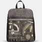 Esta mochila combina estilo e funcionalidade de forma inconfundível.

Com um design estruturado e formato quadrado, apresenta uma ilustração exclusiva da coleção Melody, em tons de verde musgo, preto e dourado envelhecido, que lhe confere um carácter artístico e sofisticado. A superfície em material sintético de alta qualidade imita o couro com textura subtil, enquanto a assinatura da marca em relevo na parte superior e o pendente decorativo no bolso frontal adicionam um toque de distinção.