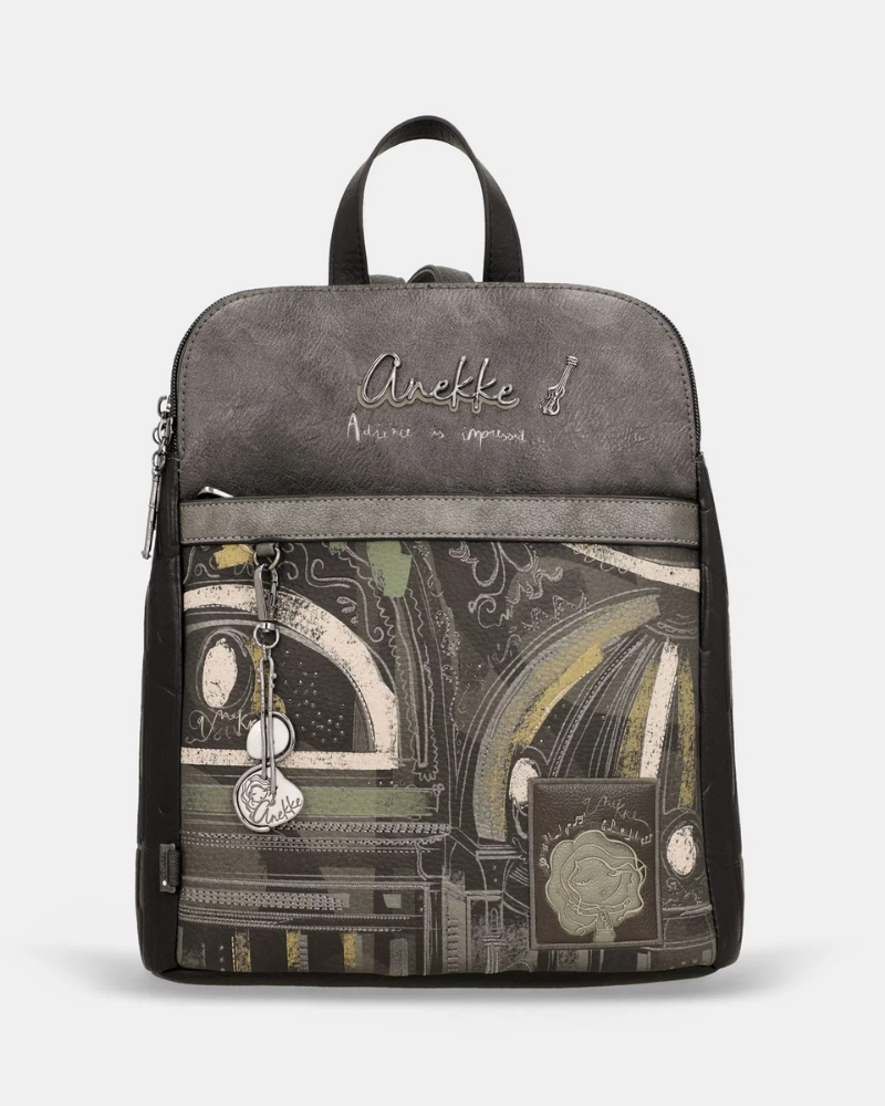 Esta mochila combina estilo e funcionalidade de forma inconfundível.

Com um design estruturado e formato quadrado, apresenta uma ilustração exclusiva da coleção Melody, em tons de verde musgo, preto e dourado envelhecido, que lhe confere um carácter artístico e sofisticado. A superfície em material sintético de alta qualidade imita o couro com textura subtil, enquanto a assinatura da marca em relevo na parte superior e o pendente decorativo no bolso frontal adicionam um toque de distinção.