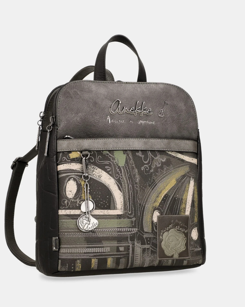 Esta mochila combina estilo e funcionalidade de forma inconfundível.

Com um design estruturado e formato quadrado, apresenta uma ilustração exclusiva da coleção Melody, em tons de verde musgo, preto e dourado envelhecido, que lhe confere um carácter artístico e sofisticado. A superfície em material sintético de alta qualidade imita o couro com textura subtil, enquanto a assinatura da marca em relevo na parte superior e o pendente decorativo no bolso frontal adicionam um toque de distinção.