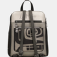 Esta mochila combina estilo e funcionalidade de forma inconfundível.

Com um design estruturado e formato quadrado, apresenta uma ilustração exclusiva da coleção Melody, em tons de verde musgo, preto e dourado envelhecido, que lhe confere um carácter artístico e sofisticado. A superfície em material sintético de alta qualidade imita o couro com textura subtil, enquanto a assinatura da marca em relevo na parte superior e o pendente decorativo no bolso frontal adicionam um toque de distinção.