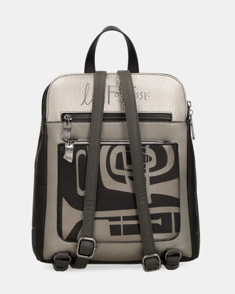 Esta mochila combina estilo e funcionalidade de forma inconfundível.

Com um design estruturado e formato quadrado, apresenta uma ilustração exclusiva da coleção Melody, em tons de verde musgo, preto e dourado envelhecido, que lhe confere um carácter artístico e sofisticado. A superfície em material sintético de alta qualidade imita o couro com textura subtil, enquanto a assinatura da marca em relevo na parte superior e o pendente decorativo no bolso frontal adicionam um toque de distinção.