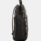 Esta mochila combina estilo e funcionalidade de forma inconfundível.

Com um design estruturado e formato quadrado, apresenta uma ilustração exclusiva da coleção Melody, em tons de verde musgo, preto e dourado envelhecido, que lhe confere um carácter artístico e sofisticado. A superfície em material sintético de alta qualidade imita o couro com textura subtil, enquanto a assinatura da marca em relevo na parte superior e o pendente decorativo no bolso frontal adicionam um toque de distinção.