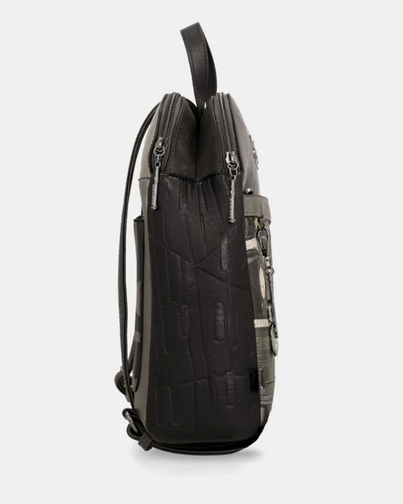 Esta mochila combina estilo e funcionalidade de forma inconfundível.

Com um design estruturado e formato quadrado, apresenta uma ilustração exclusiva da coleção Melody, em tons de verde musgo, preto e dourado envelhecido, que lhe confere um carácter artístico e sofisticado. A superfície em material sintético de alta qualidade imita o couro com textura subtil, enquanto a assinatura da marca em relevo na parte superior e o pendente decorativo no bolso frontal adicionam um toque de distinção.