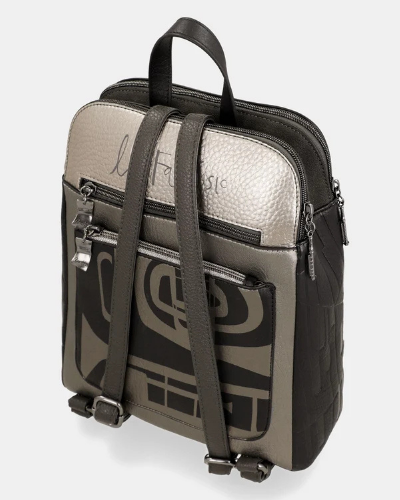 Esta mochila combina estilo e funcionalidade de forma inconfundível.

Com um design estruturado e formato quadrado, apresenta uma ilustração exclusiva da coleção Melody, em tons de verde musgo, preto e dourado envelhecido, que lhe confere um carácter artístico e sofisticado. A superfície em material sintético de alta qualidade imita o couro com textura subtil, enquanto a assinatura da marca em relevo na parte superior e o pendente decorativo no bolso frontal adicionam um toque de distinção.