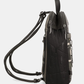 Esta mochila combina estilo e funcionalidade de forma inconfundível.

Com um design estruturado e formato quadrado, apresenta uma ilustração exclusiva da coleção Melody, em tons de verde musgo, preto e dourado envelhecido, que lhe confere um carácter artístico e sofisticado. A superfície em material sintético de alta qualidade imita o couro com textura subtil, enquanto a assinatura da marca em relevo na parte superior e o pendente decorativo no bolso frontal adicionam um toque de distinção.