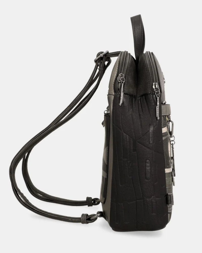 Esta mochila combina estilo e funcionalidade de forma inconfundível.

Com um design estruturado e formato quadrado, apresenta uma ilustração exclusiva da coleção Melody, em tons de verde musgo, preto e dourado envelhecido, que lhe confere um carácter artístico e sofisticado. A superfície em material sintético de alta qualidade imita o couro com textura subtil, enquanto a assinatura da marca em relevo na parte superior e o pendente decorativo no bolso frontal adicionam um toque de distinção.