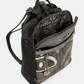 Esta mochila combina estilo e funcionalidade de forma inconfundível.

Com um design estruturado e formato quadrado, apresenta uma ilustração exclusiva da coleção Melody, em tons de verde musgo, preto e dourado envelhecido, que lhe confere um carácter artístico e sofisticado. A superfície em material sintético de alta qualidade imita o couro com textura subtil, enquanto a assinatura da marca em relevo na parte superior e o pendente decorativo no bolso frontal adicionam um toque de distinção.