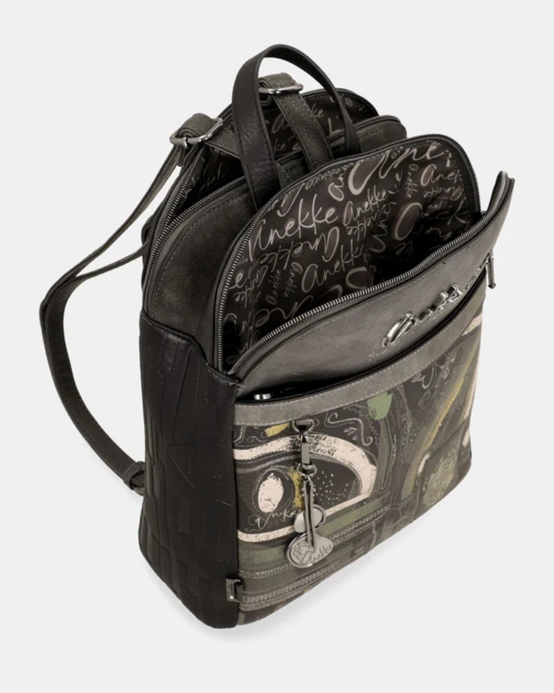 Esta mochila combina estilo e funcionalidade de forma inconfundível.

Com um design estruturado e formato quadrado, apresenta uma ilustração exclusiva da coleção Melody, em tons de verde musgo, preto e dourado envelhecido, que lhe confere um carácter artístico e sofisticado. A superfície em material sintético de alta qualidade imita o couro com textura subtil, enquanto a assinatura da marca em relevo na parte superior e o pendente decorativo no bolso frontal adicionam um toque de distinção.