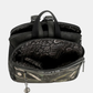 Esta mochila combina estilo e funcionalidade de forma inconfundível.

Com um design estruturado e formato quadrado, apresenta uma ilustração exclusiva da coleção Melody, em tons de verde musgo, preto e dourado envelhecido, que lhe confere um carácter artístico e sofisticado. A superfície em material sintético de alta qualidade imita o couro com textura subtil, enquanto a assinatura da marca em relevo na parte superior e o pendente decorativo no bolso frontal adicionam um toque de distinção.