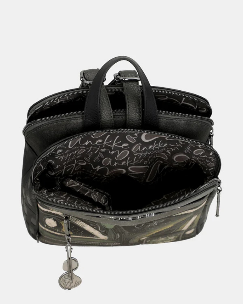 Esta mochila combina estilo e funcionalidade de forma inconfundível.

Com um design estruturado e formato quadrado, apresenta uma ilustração exclusiva da coleção Melody, em tons de verde musgo, preto e dourado envelhecido, que lhe confere um carácter artístico e sofisticado. A superfície em material sintético de alta qualidade imita o couro com textura subtil, enquanto a assinatura da marca em relevo na parte superior e o pendente decorativo no bolso frontal adicionam um toque de distinção.