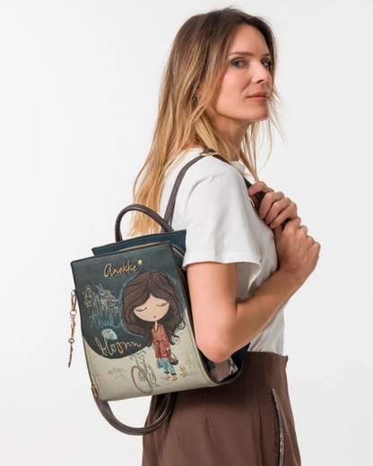 Com uma alma artística e um espírito livre, esta mochila da coleção&nbsp;Bloom&nbsp;é muito mais do que um acessório — é uma história que se carrega às costas.

O seu painel frontal ilustrado, com a icónica personagem Anekke numa cena noturna e misteriosa entre bicicletas e jardins encantados, transforma-a numa peça verdadeiramente única e cheia de charme.