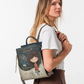 Com uma alma artística e um espírito livre, esta mochila da coleção&nbsp;Bloom&nbsp;é muito mais do que um acessório — é uma história que se carrega às costas.

O seu painel frontal ilustrado, com a icónica personagem Anekke numa cena noturna e misteriosa entre bicicletas e jardins encantados, transforma-a numa peça verdadeiramente única e cheia de charme.