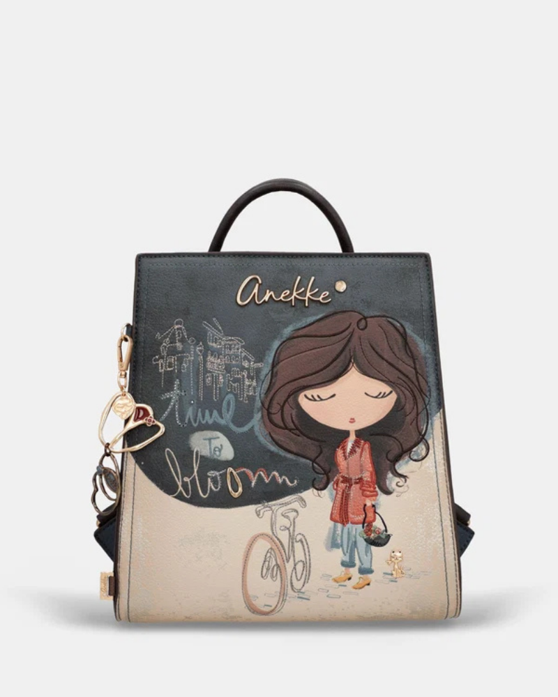 Com uma alma artística e um espírito livre, esta mochila da coleção&nbsp;Bloom&nbsp;é muito mais do que um acessório — é uma história que se carrega às costas.

O seu painel frontal ilustrado, com a icónica personagem Anekke numa cena noturna e misteriosa entre bicicletas e jardins encantados, transforma-a numa peça verdadeiramente única e cheia de charme.