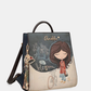 Com uma alma artística e um espírito livre, esta mochila da coleção&nbsp;Bloom&nbsp;é muito mais do que um acessório — é uma história que se carrega às costas.

O seu painel frontal ilustrado, com a icónica personagem Anekke numa cena noturna e misteriosa entre bicicletas e jardins encantados, transforma-a numa peça verdadeiramente única e cheia de charme.