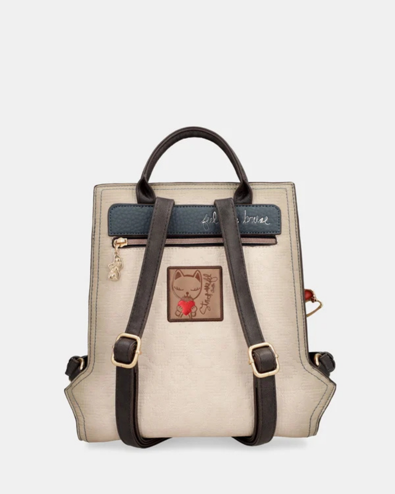 Com uma alma artística e um espírito livre, esta mochila da coleção&nbsp;Bloom&nbsp;é muito mais do que um acessório — é uma história que se carrega às costas.

O seu painel frontal ilustrado, com a icónica personagem Anekke numa cena noturna e misteriosa entre bicicletas e jardins encantados, transforma-a numa peça verdadeiramente única e cheia de charme.