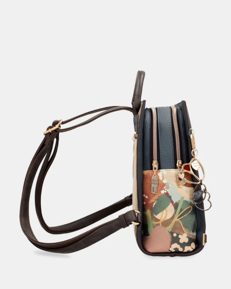 Com uma alma artística e um espírito livre, esta mochila da coleção&nbsp;Bloom&nbsp;é muito mais do que um acessório — é uma história que se carrega às costas.

O seu painel frontal ilustrado, com a icónica personagem Anekke numa cena noturna e misteriosa entre bicicletas e jardins encantados, transforma-a numa peça verdadeiramente única e cheia de charme.
