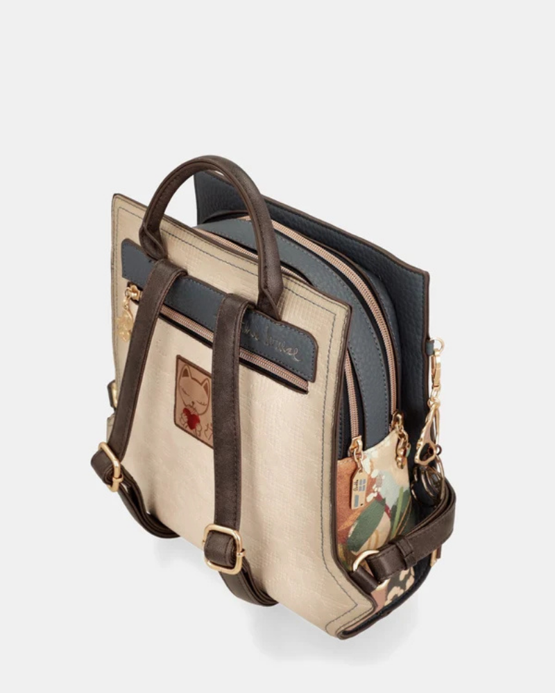 Com uma alma artística e um espírito livre, esta mochila da coleção&nbsp;Bloom&nbsp;é muito mais do que um acessório — é uma história que se carrega às costas.

O seu painel frontal ilustrado, com a icónica personagem Anekke numa cena noturna e misteriosa entre bicicletas e jardins encantados, transforma-a numa peça verdadeiramente única e cheia de charme.