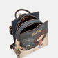 Com uma alma artística e um espírito livre, esta mochila da coleção&nbsp;Bloom&nbsp;é muito mais do que um acessório — é uma história que se carrega às costas.

O seu painel frontal ilustrado, com a icónica personagem Anekke numa cena noturna e misteriosa entre bicicletas e jardins encantados, transforma-a numa peça verdadeiramente única e cheia de charme.