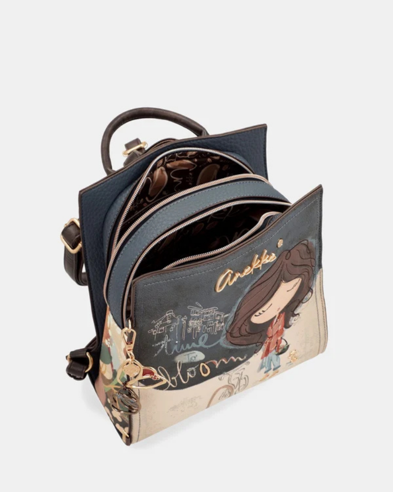Com uma alma artística e um espírito livre, esta mochila da coleção&nbsp;Bloom&nbsp;é muito mais do que um acessório — é uma história que se carrega às costas.

O seu painel frontal ilustrado, com a icónica personagem Anekke numa cena noturna e misteriosa entre bicicletas e jardins encantados, transforma-a numa peça verdadeiramente única e cheia de charme.