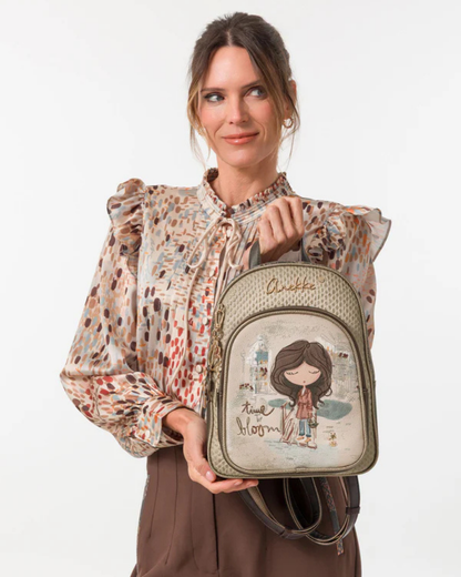 Esta mochila é uma peça que encanta à primeira vista.

O seu painel frontal apresenta a icónica personagem Anekke numa cena urbana e poética, acompanhada pela frase "time to bloom" — uma mensagem de renovação e leveza que define toda a coleção. O corpo em material trançado texturado em tom caqui-dourado, os detalhes em metal dourado e a assinatura Anekke bordada conferem-lhe uma elegância artesanal e uma personalidade distinta.
