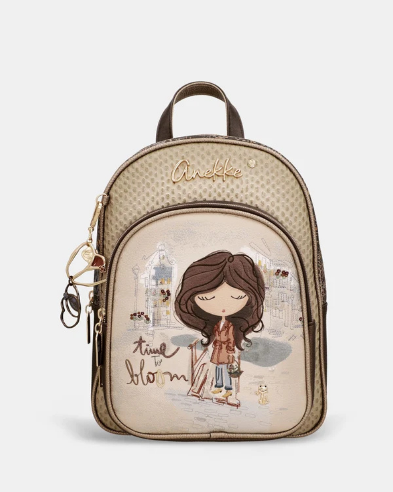 Esta mochila é uma peça que encanta à primeira vista.

O seu painel frontal apresenta a icónica personagem Anekke numa cena urbana e poética, acompanhada pela frase "time to bloom" — uma mensagem de renovação e leveza que define toda a coleção. O corpo em material trançado texturado em tom caqui-dourado, os detalhes em metal dourado e a assinatura Anekke bordada conferem-lhe uma elegância artesanal e uma personalidade distinta.