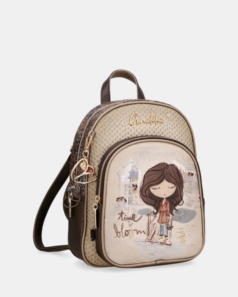 Esta mochila é uma peça que encanta à primeira vista.

O seu painel frontal apresenta a icónica personagem Anekke numa cena urbana e poética, acompanhada pela frase "time to bloom" — uma mensagem de renovação e leveza que define toda a coleção. O corpo em material trançado texturado em tom caqui-dourado, os detalhes em metal dourado e a assinatura Anekke bordada conferem-lhe uma elegância artesanal e uma personalidade distinta.
