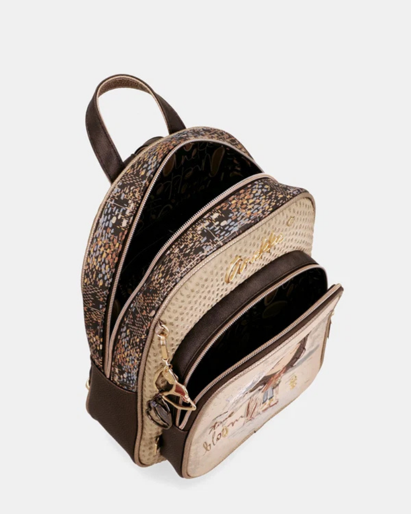 Esta mochila é uma peça que encanta à primeira vista.

O seu painel frontal apresenta a icónica personagem Anekke numa cena urbana e poética, acompanhada pela frase "time to bloom" — uma mensagem de renovação e leveza que define toda a coleção. O corpo em material trançado texturado em tom caqui-dourado, os detalhes em metal dourado e a assinatura Anekke bordada conferem-lhe uma elegância artesanal e uma personalidade distinta.