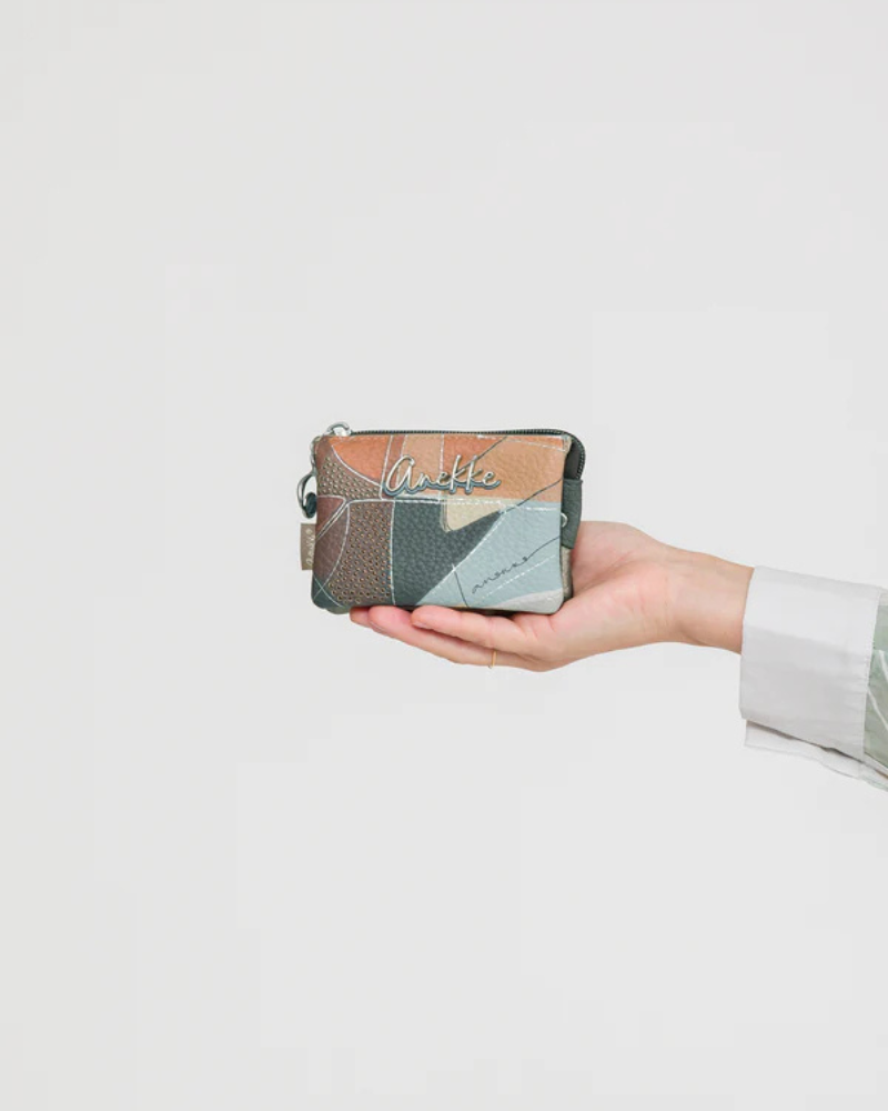 O moedeiro Auralis é uma pequena obra de arte que cabe na palma da mão.

Com um design geométrico abstrato que combina harmoniosamente tons de azul suave, cinza, bege e castanho, esta peça compacta destaca-se pela sua estética contemporânea e sofisticada. 