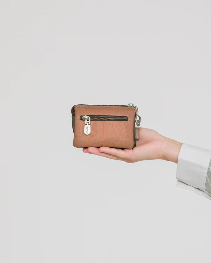 O moedeiro Auralis é uma pequena obra de arte que cabe na palma da mão.

Com um design geométrico abstrato que combina harmoniosamente tons de azul suave, cinza, bege e castanho, esta peça compacta destaca-se pela sua estética contemporânea e sofisticada. 