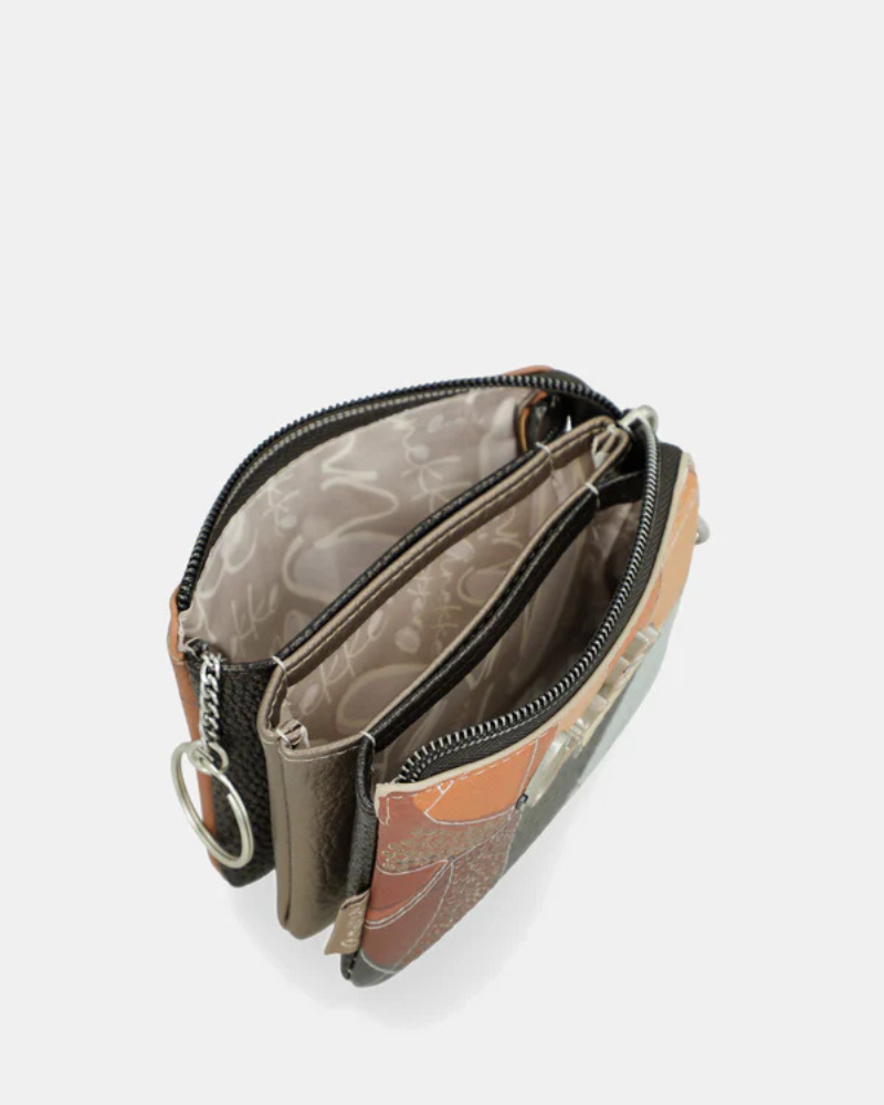 O moedeiro Auralis é uma pequena obra de arte que cabe na palma da mão.

Com um design geométrico abstrato que combina harmoniosamente tons de azul suave, cinza, bege e castanho, esta peça compacta destaca-se pela sua estética contemporânea e sofisticada. 