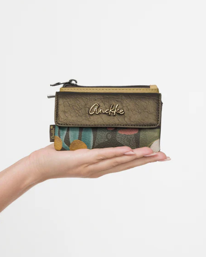 Este moedeiro alia praticidade e charme num design delicado e funcional.

Confeccionado em material de alta qualidade, apresenta uma elegante combinação de texturas e padrões inspirados na identidade única da marca, com detalhe do logótipo metálico na lapela que acrescenta um toque sofisticado. Este modelo tem um compartimento principal com fecho de zíper, ideal para guardar moedas e pequenos objetos de forma segura, além de um bolso frontal com lapela que facilita a organização.