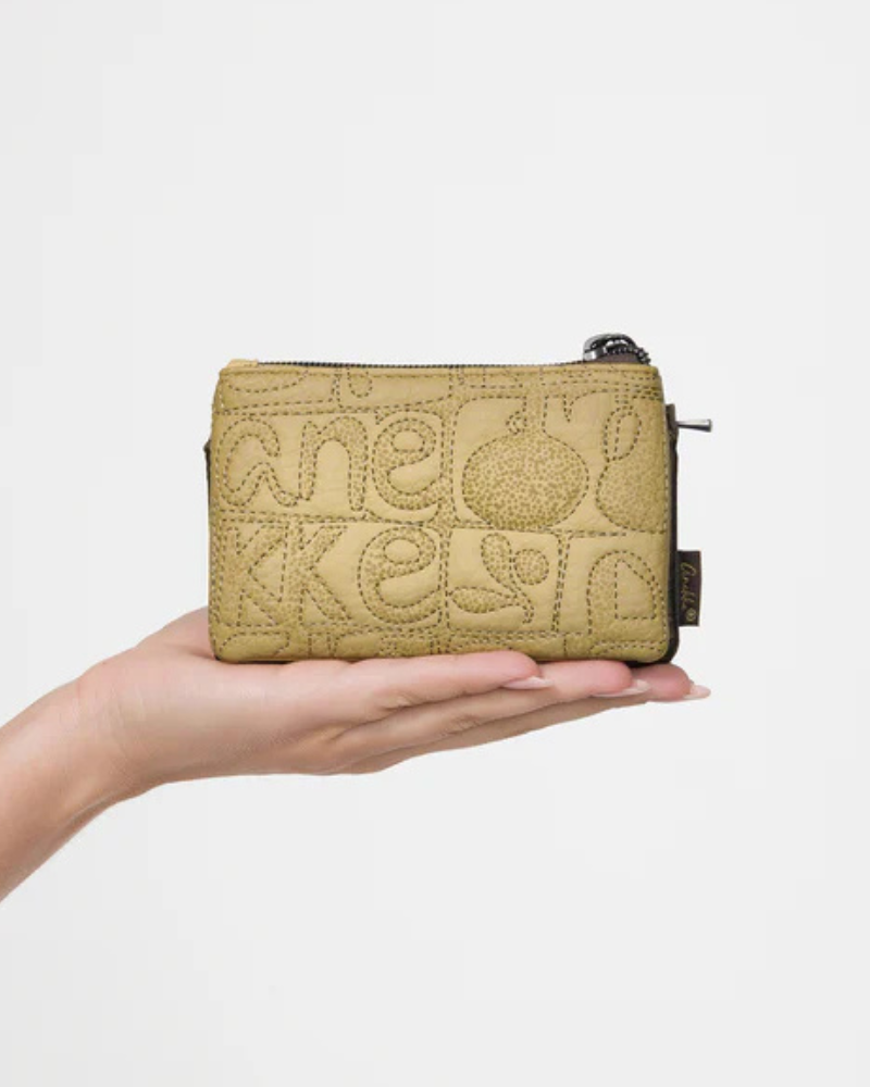 Este moedeiro alia praticidade e charme num design delicado e funcional.

Confeccionado em material de alta qualidade, apresenta uma elegante combinação de texturas e padrões inspirados na identidade única da marca, com detalhe do logótipo metálico na lapela que acrescenta um toque sofisticado. Este modelo tem um compartimento principal com fecho de zíper, ideal para guardar moedas e pequenos objetos de forma segura, além de um bolso frontal com lapela que facilita a organização.