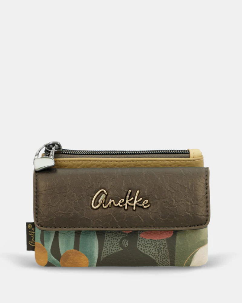 Este moedeiro alia praticidade e charme num design delicado e funcional.

Confeccionado em material de alta qualidade, apresenta uma elegante combinação de texturas e padrões inspirados na identidade única da marca, com detalhe do logótipo metálico na lapela que acrescenta um toque sofisticado. Este modelo tem um compartimento principal com fecho de zíper, ideal para guardar moedas e pequenos objetos de forma segura, além de um bolso frontal com lapela que facilita a organização.