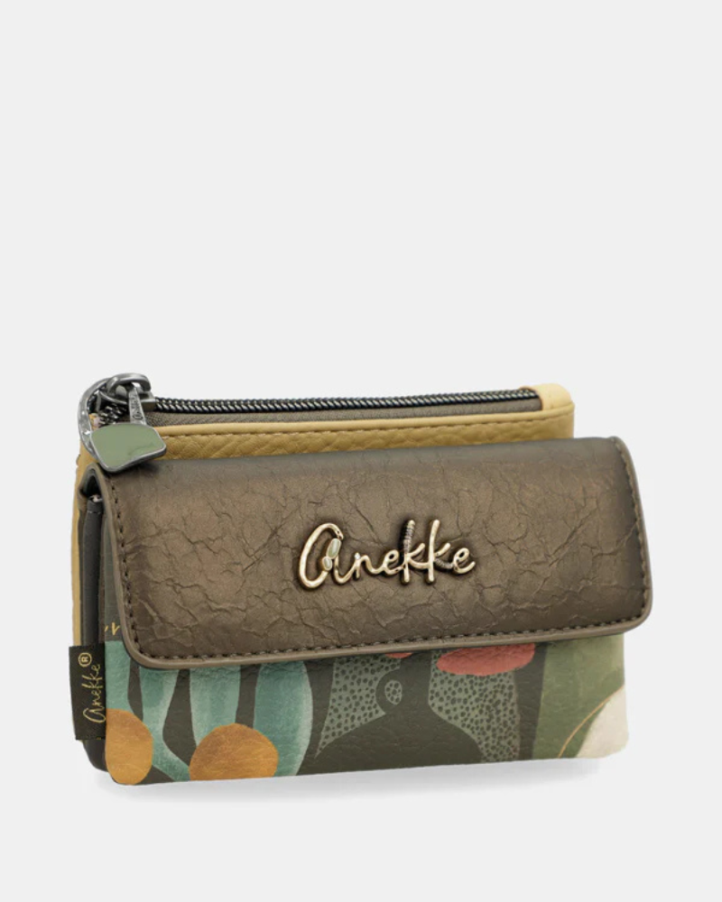 Este moedeiro alia praticidade e charme num design delicado e funcional.

Confeccionado em material de alta qualidade, apresenta uma elegante combinação de texturas e padrões inspirados na identidade única da marca, com detalhe do logótipo metálico na lapela que acrescenta um toque sofisticado. Este modelo tem um compartimento principal com fecho de zíper, ideal para guardar moedas e pequenos objetos de forma segura, além de um bolso frontal com lapela que facilita a organização.