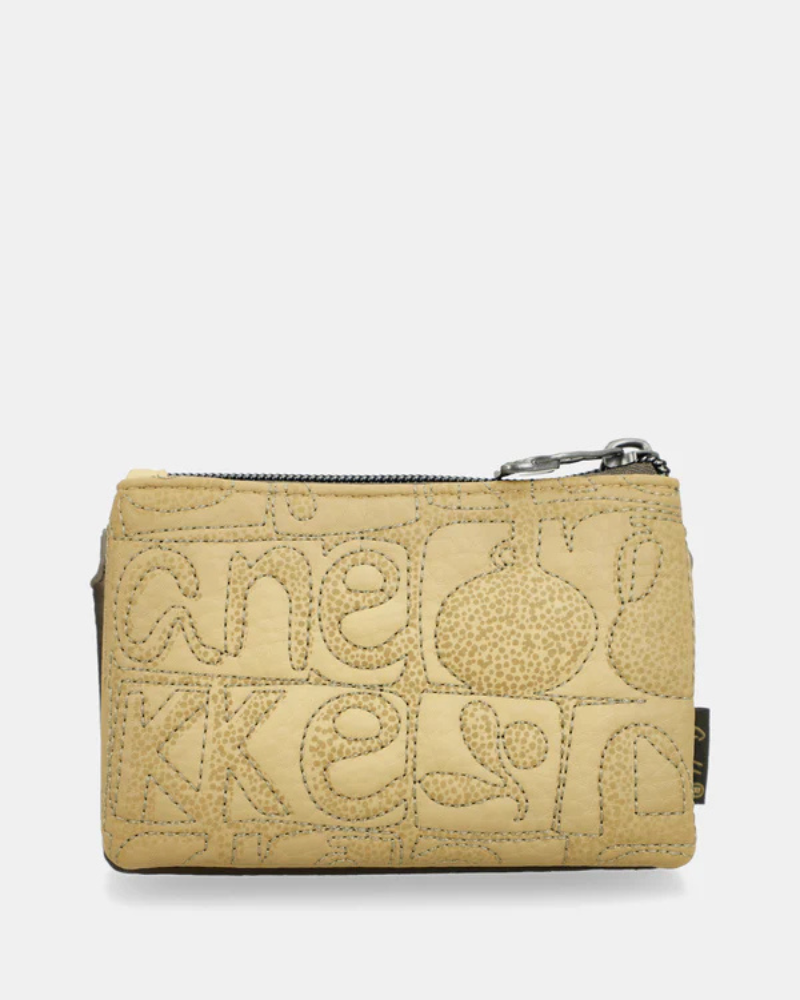 Este moedeiro alia praticidade e charme num design delicado e funcional.

Confeccionado em material de alta qualidade, apresenta uma elegante combinação de texturas e padrões inspirados na identidade única da marca, com detalhe do logótipo metálico na lapela que acrescenta um toque sofisticado. Este modelo tem um compartimento principal com fecho de zíper, ideal para guardar moedas e pequenos objetos de forma segura, além de um bolso frontal com lapela que facilita a organização.