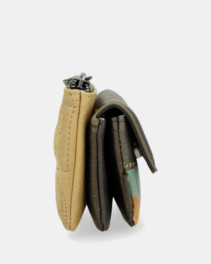 Este moedeiro alia praticidade e charme num design delicado e funcional.

Confeccionado em material de alta qualidade, apresenta uma elegante combinação de texturas e padrões inspirados na identidade única da marca, com detalhe do logótipo metálico na lapela que acrescenta um toque sofisticado. Este modelo tem um compartimento principal com fecho de zíper, ideal para guardar moedas e pequenos objetos de forma segura, além de um bolso frontal com lapela que facilita a organização.