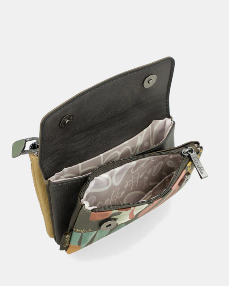 Este moedeiro alia praticidade e charme num design delicado e funcional.

Confeccionado em material de alta qualidade, apresenta uma elegante combinação de texturas e padrões inspirados na identidade única da marca, com detalhe do logótipo metálico na lapela que acrescenta um toque sofisticado. Este modelo tem um compartimento principal com fecho de zíper, ideal para guardar moedas e pequenos objetos de forma segura, além de um bolso frontal com lapela que facilita a organização.