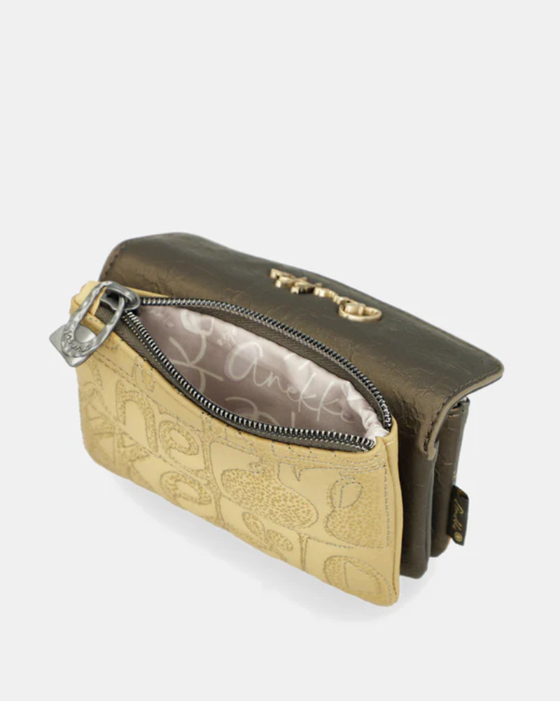 Este moedeiro alia praticidade e charme num design delicado e funcional.

Confeccionado em material de alta qualidade, apresenta uma elegante combinação de texturas e padrões inspirados na identidade única da marca, com detalhe do logótipo metálico na lapela que acrescenta um toque sofisticado. Este modelo tem um compartimento principal com fecho de zíper, ideal para guardar moedas e pequenos objetos de forma segura, além de um bolso frontal com lapela que facilita a organização.