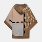 Este poncho é uma peça versátil que combina conforto e sofisticação numa silhueta única.

Confeccionado em malha de qualidade premium, apresenta um padrão exclusivo inspirado na girafa, com manchas em tons de bege, creme e preto que lhe conferem um carácter editorial e atemporal. O capuz estruturado com acabamento em canelado, as mangas curtas amplas e os bolsos frontais tornam-no tão funcional quanto elegante. 