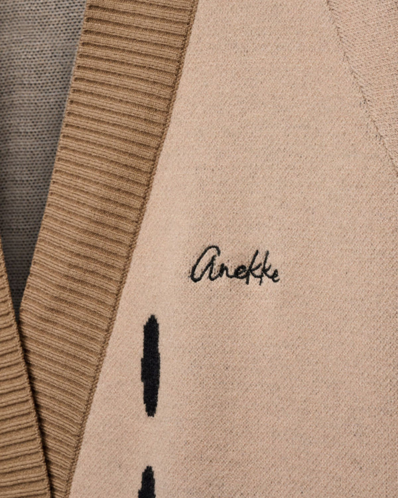 Este poncho é uma peça versátil que combina conforto e sofisticação numa silhueta única.

Confeccionado em malha de qualidade premium, apresenta um padrão exclusivo inspirado na girafa, com manchas em tons de bege, creme e preto que lhe conferem um carácter editorial e atemporal. O capuz estruturado com acabamento em canelado, as mangas curtas amplas e os bolsos frontais tornam-no tão funcional quanto elegante. 