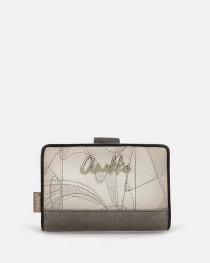 O porta-moedas pequeno Auralis é a essência da elegância compacta.

Com um design geométrico abstrato em tons suaves de bege, cinza e detalhes delicados, esta peça destaca-se pela sua sofisticação discreta e intemporal. A estrutura bicolor combina harmoniosamente a parte superior decorada com o padrão artístico exclusivo Auralis e a base em tom cinza escuro, criando um contraste visual elegante.