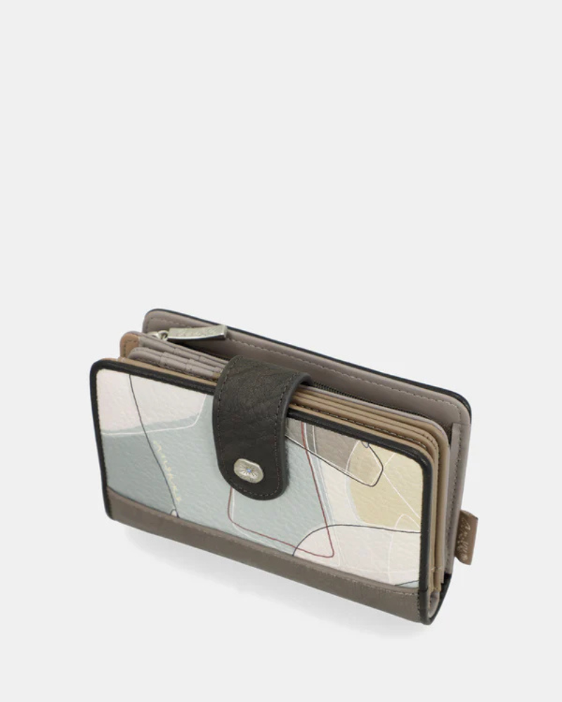 O porta-moedas pequeno Auralis é a essência da elegância compacta.

Com um design geométrico abstrato em tons suaves de bege, cinza e detalhes delicados, esta peça destaca-se pela sua sofisticação discreta e intemporal. A estrutura bicolor combina harmoniosamente a parte superior decorada com o padrão artístico exclusivo Auralis e a base em tom cinza escuro, criando um contraste visual elegante.